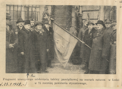 Uroczyste wmurowanie tablicy poświęconej powstańcom styczniowym na ratuszu miejskim w 1938 roku. Ze zbiorów MMŁ.