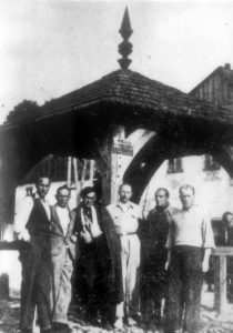 Na zdjęciu grupa artystów w Kazimierzu Dolnym nad Wisłą. Drugi i trzeci od lewej: Henoch (Henryk) Barczyński i Icchok (Wincenty) Brauner. Lata 30. XX wieku, fotograf nieznany